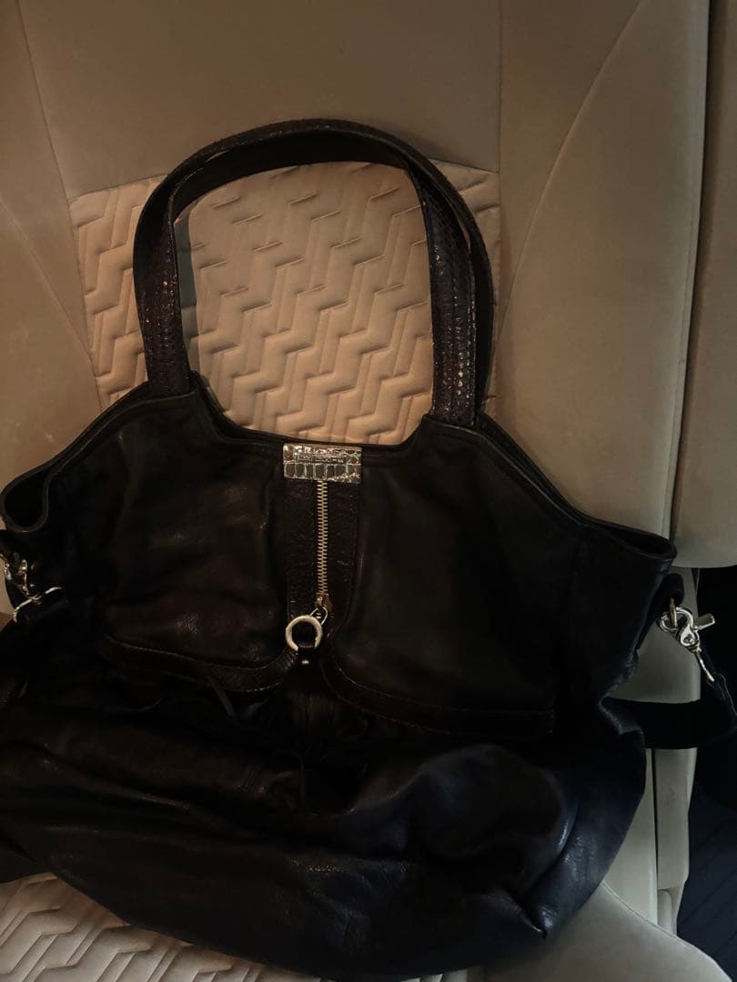 ジミーチュウ　ブラックハンドバッグ ジッパー付き