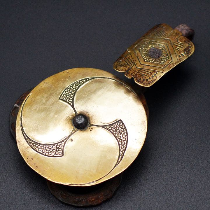 江戸　馬飾り　真鍮　家紋　杏葉(ぎょうよう) 右三つ巴紋