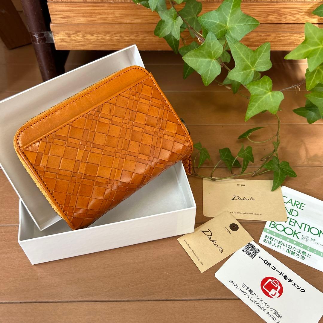⭐️アッコ⭐️dakota ダコタ　二つ折り財布　本革　新品　財布　箱付き