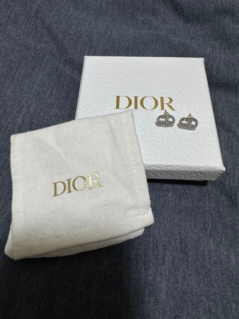 【正規品】DIOR 両耳ピアス (箱、布入れ物付き)
