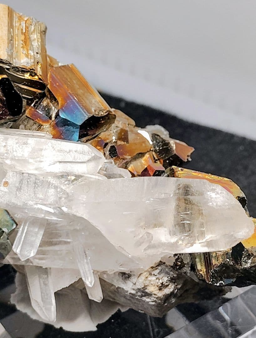 皇*ン様 【126g】カラーパイライト 水晶クラスター 共生 台座付 インドネシ