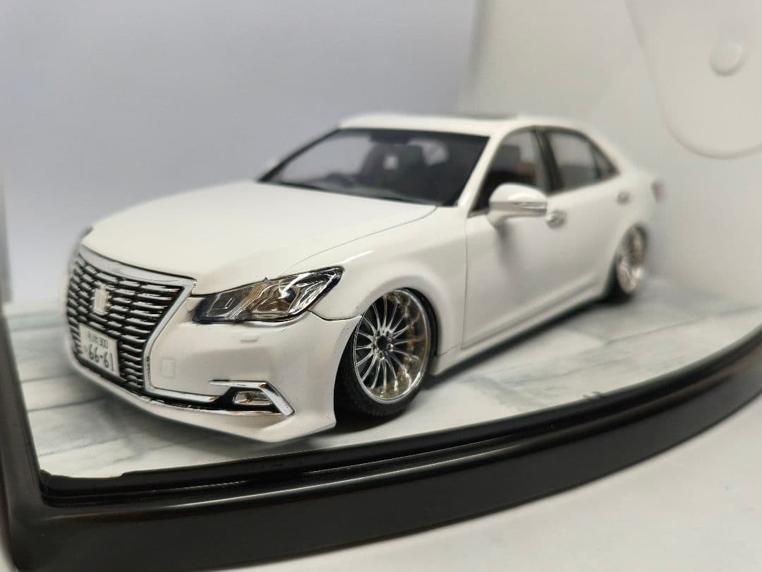 プラモデル　トヨタ　クラウンロイヤル　1/24　　完成品　VIP　シャコタン