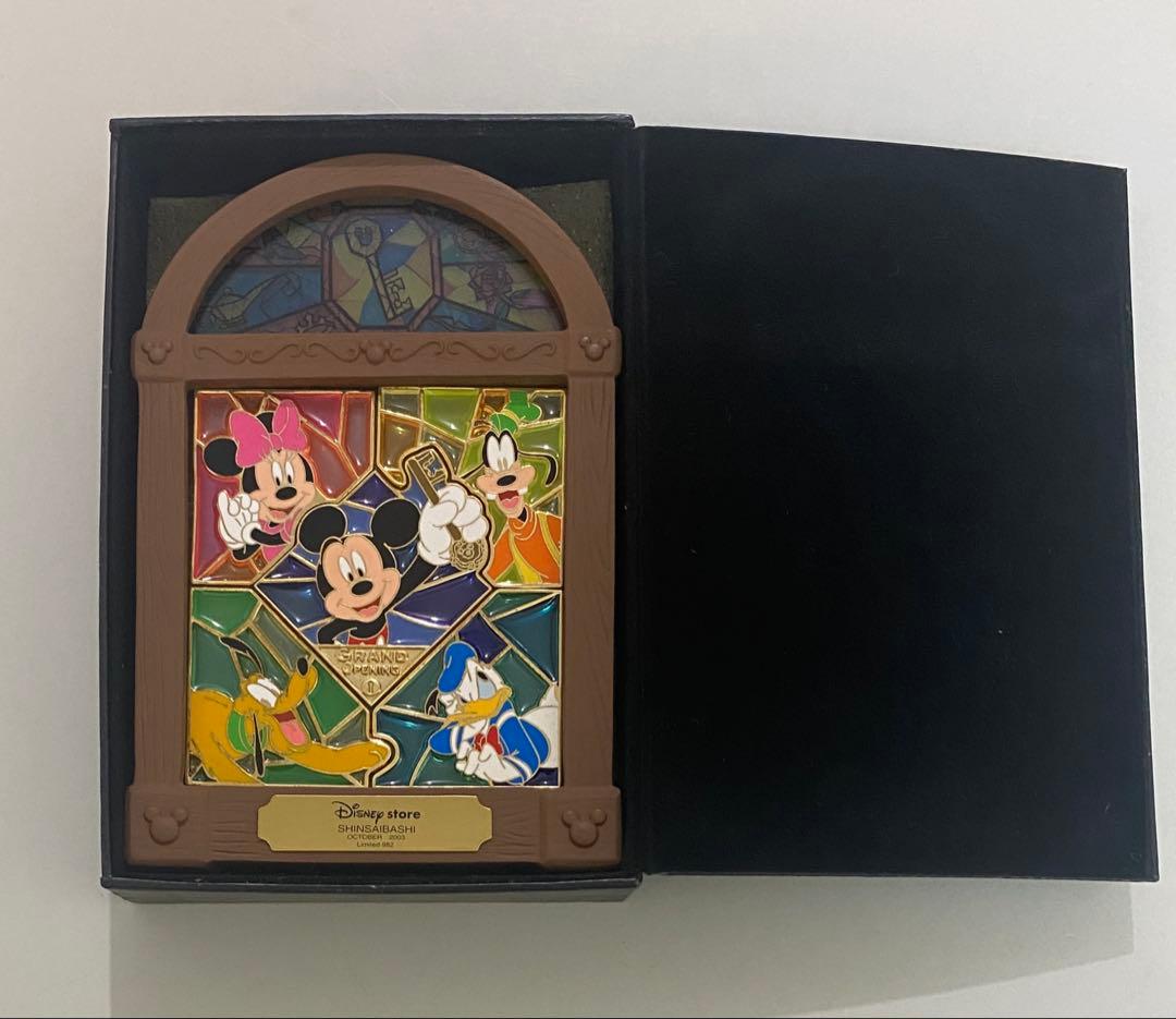 ディズニーストア　ステンドグラスピン 限定品　心斎橋店オープン記念　ピンバッジ