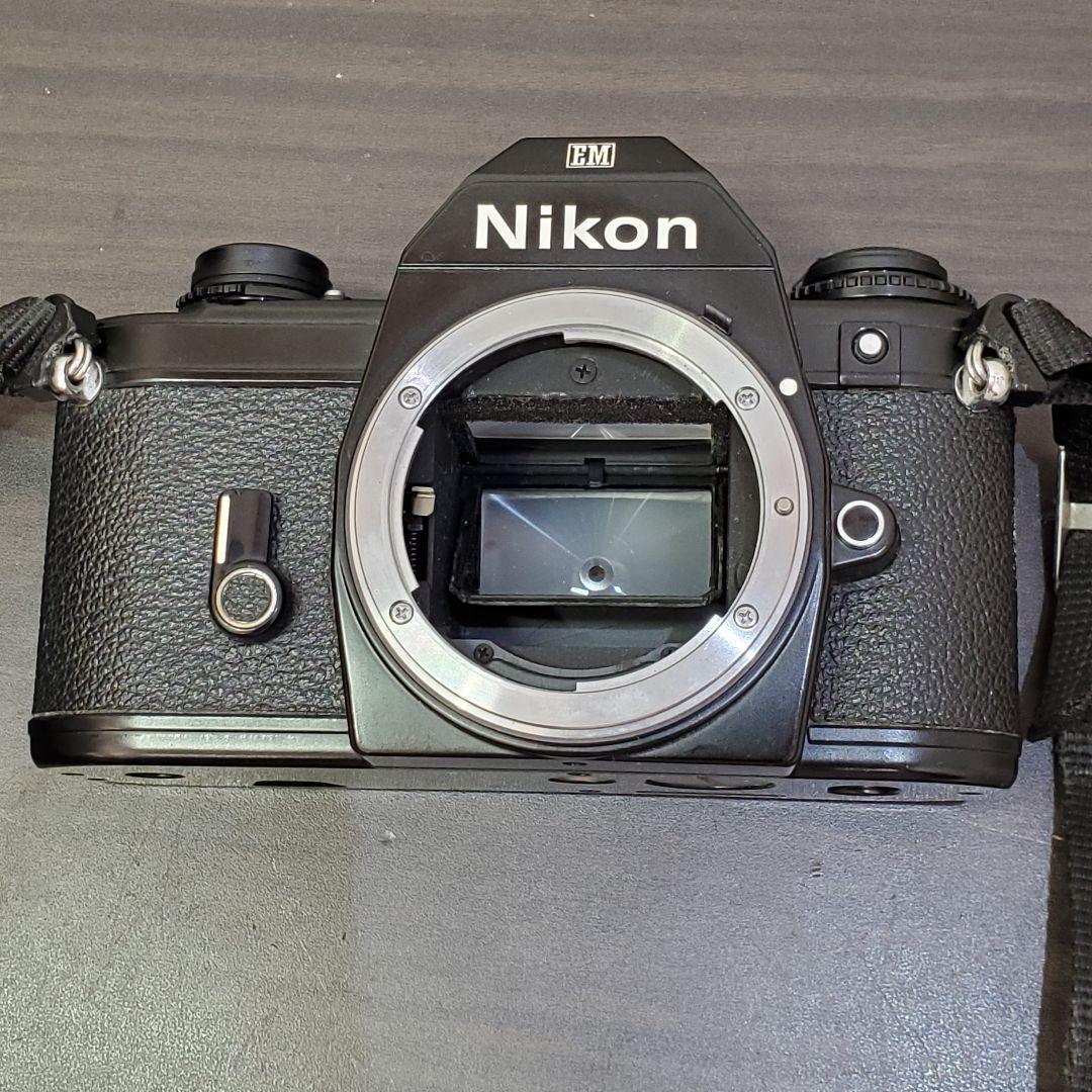 Nikon EM + NIKKOR 50mm F1.8 Ai ストラップ付
