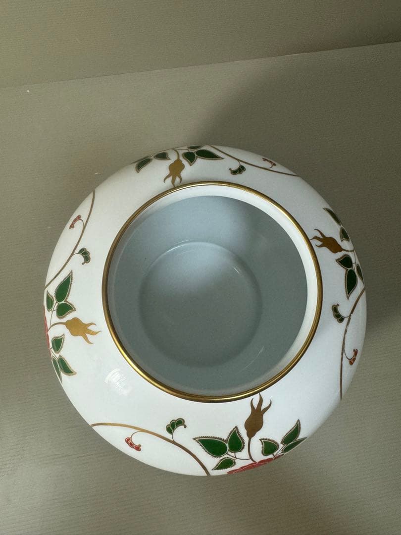 2190  大倉陶園　金彩白磁　ツル薔薇唐草模様　花瓶