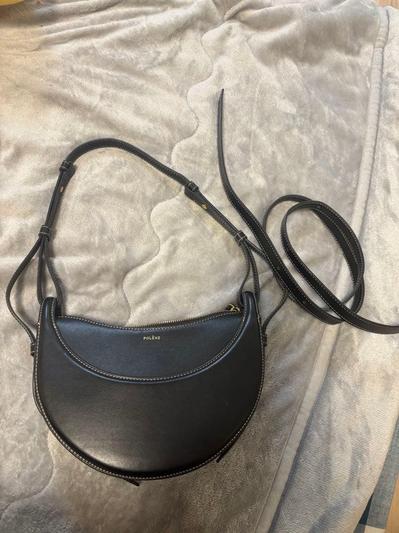 黒レザー ハーフムーン型ショルダーバッグ