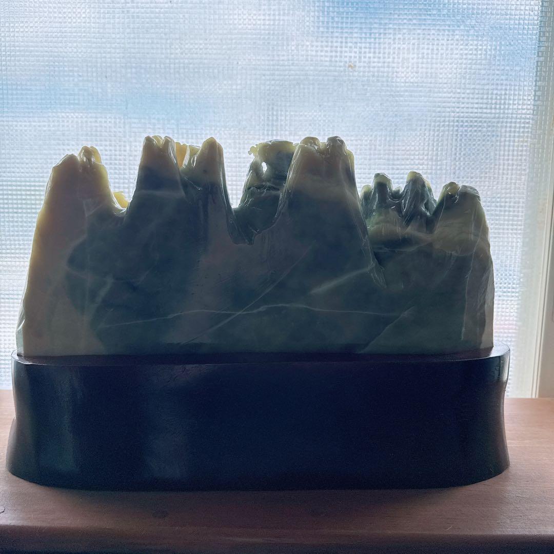 天然石★アフガニスタン玉石★山木と家の彫刻★置物★木製ベース付き★美術品★工芸品