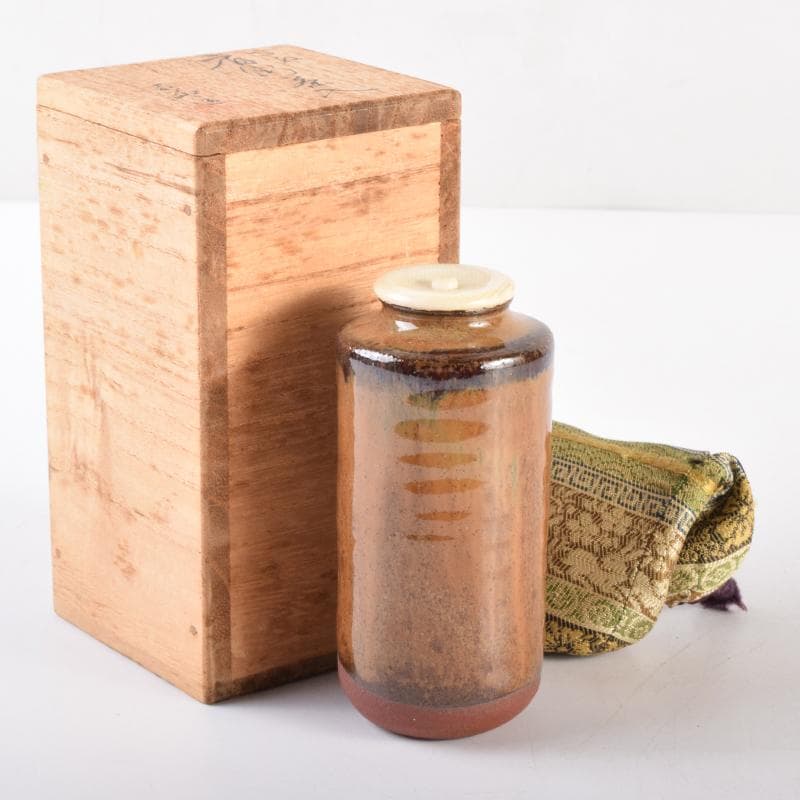 茶道具　高取焼　肩衝茶入　在銘　仕覆付　共箱　V　7028