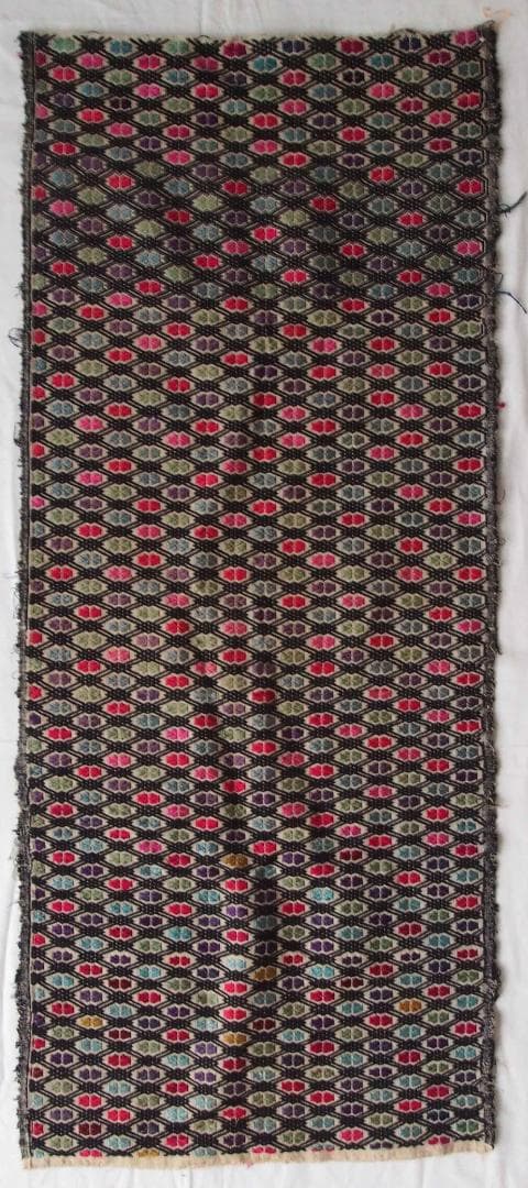 中国貴州省で入手、約300の格子状菱形紋に6花弁紋を加えた、少数民ミャオの刺繍布