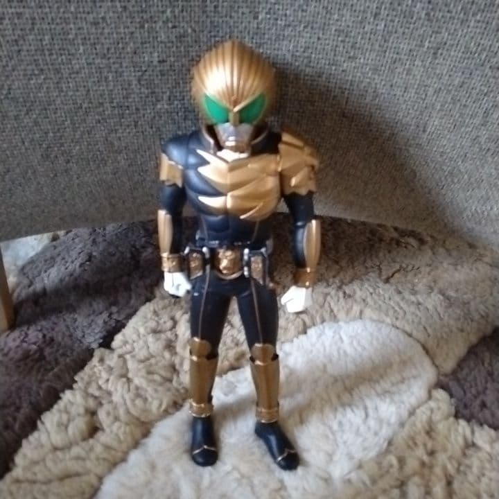 仮面ライダー 可動式フィギュア 黒と金