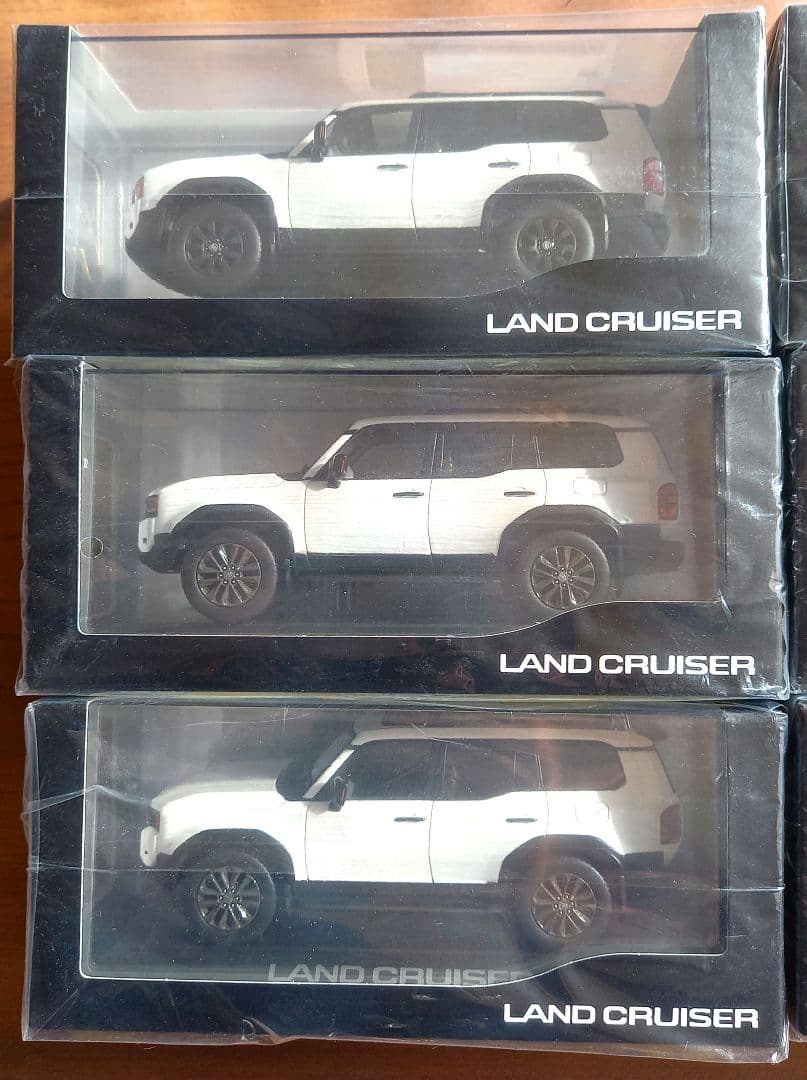 ランクル250 1/30クリアケース入ミニカー9台セット