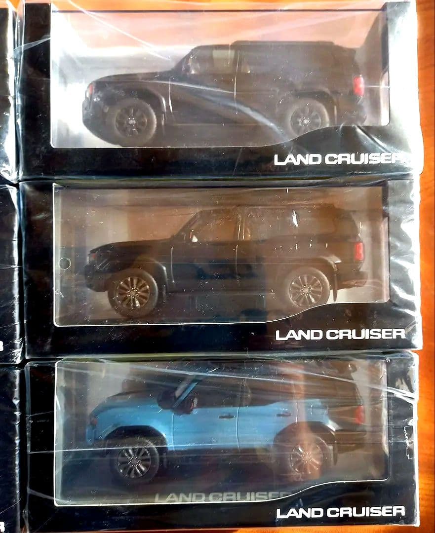 ランクル250 1/30クリアケース入ミニカー9台セット