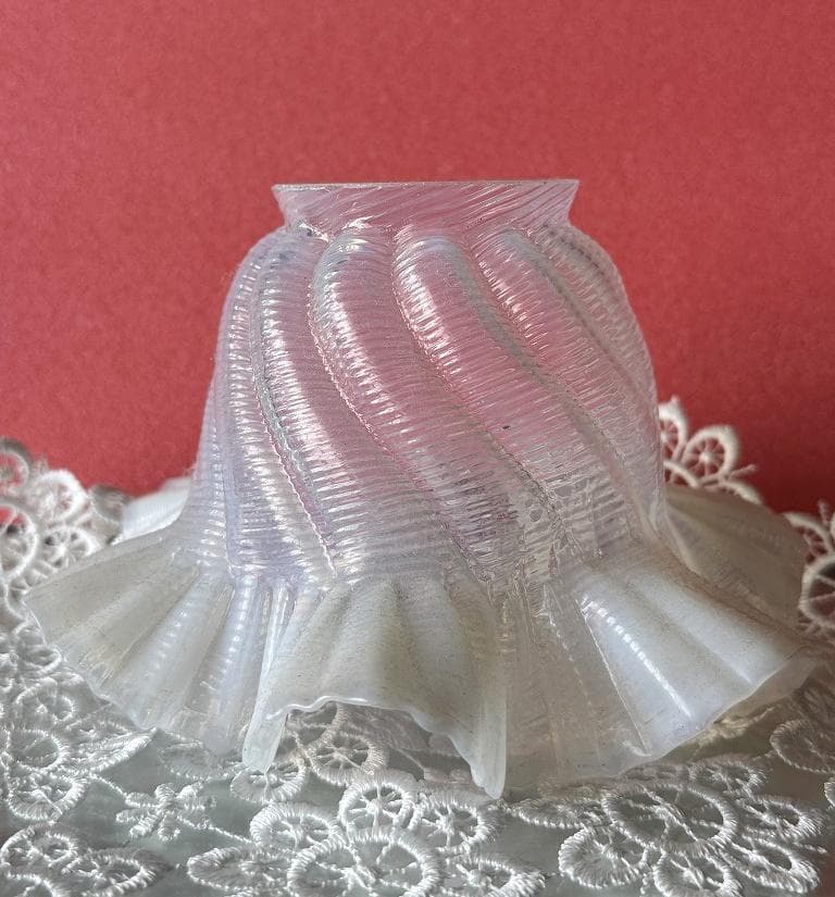 ②　アンティーク　オパールセンド　ランプシェード フリル