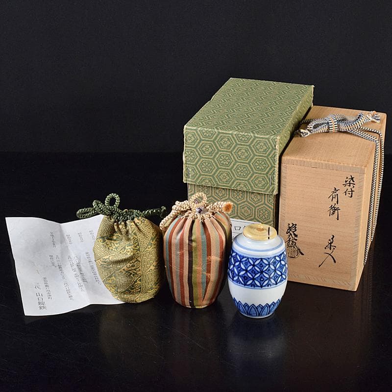 瀬戸焼　三代　山口錠鉄作　染付　肩衝茶入　三玄院長谷川大真師書付箱　MR7772