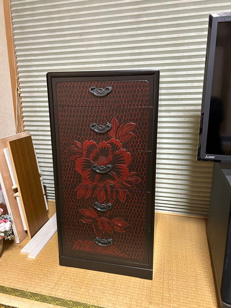 伝統的な4段タンス 黒と赤の花模様