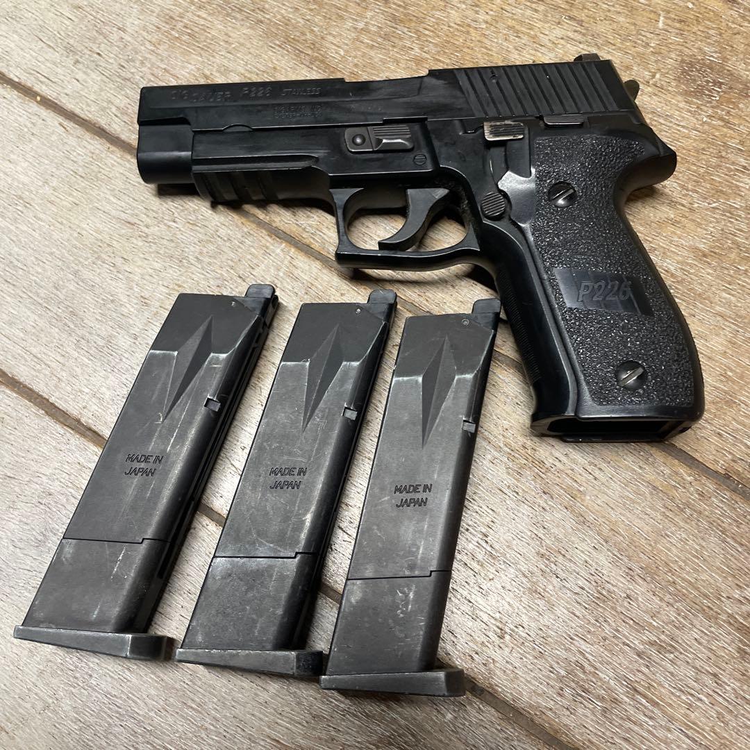 東京マルイ　P226 ガスガン 3マガジン付き