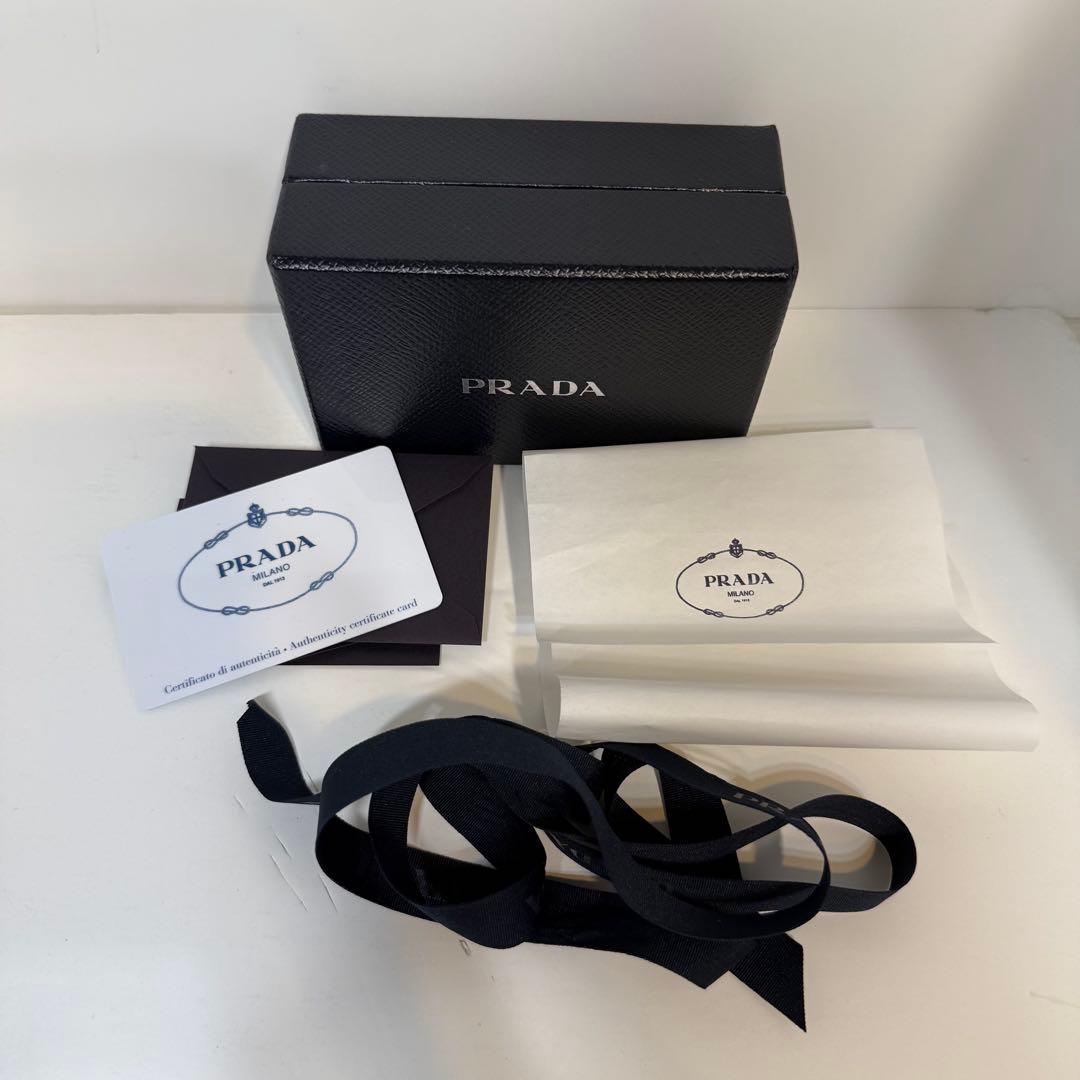 【ギャランティ完備】PRADA 3つ折り財布 グレージュ レザー