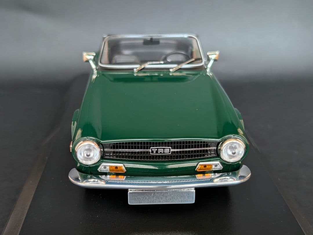 ミニチャンプス 1/18 TRIUMPH TR6 1969 ダークグリーン