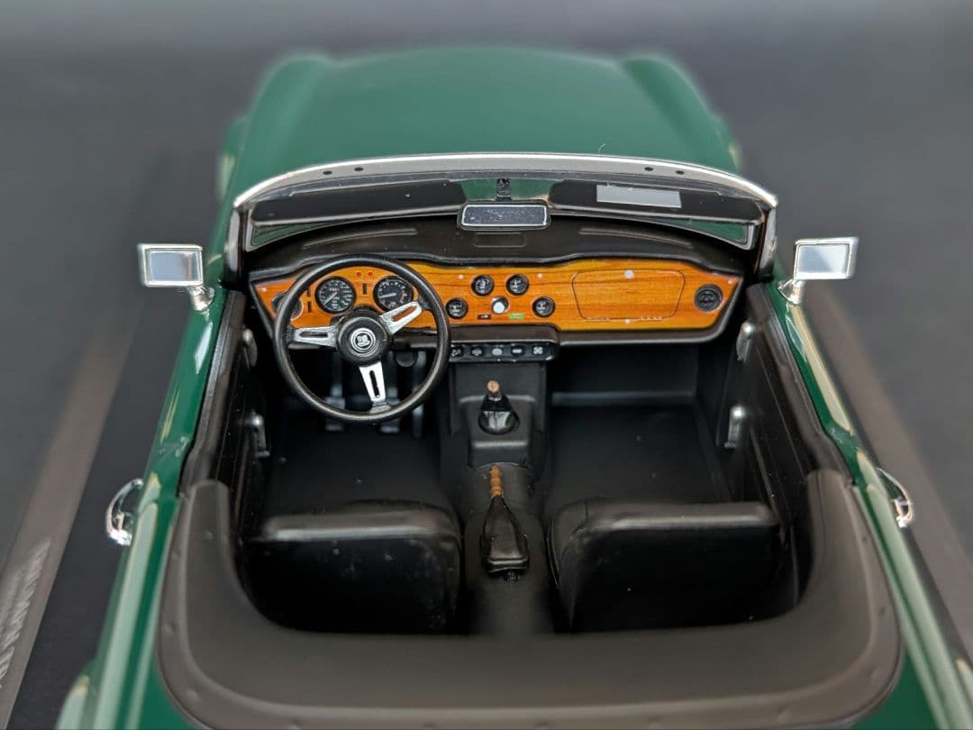 ミニチャンプス 1/18 TRIUMPH TR6 1969 ダークグリーン