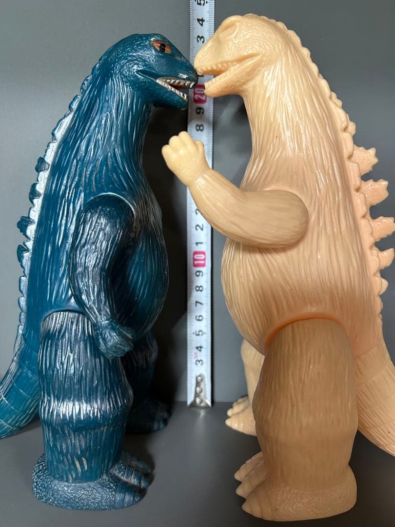 ゴジラ　肌色成形　両足刻印無し　ブルーのゴジラは比較用です出品ではありません。