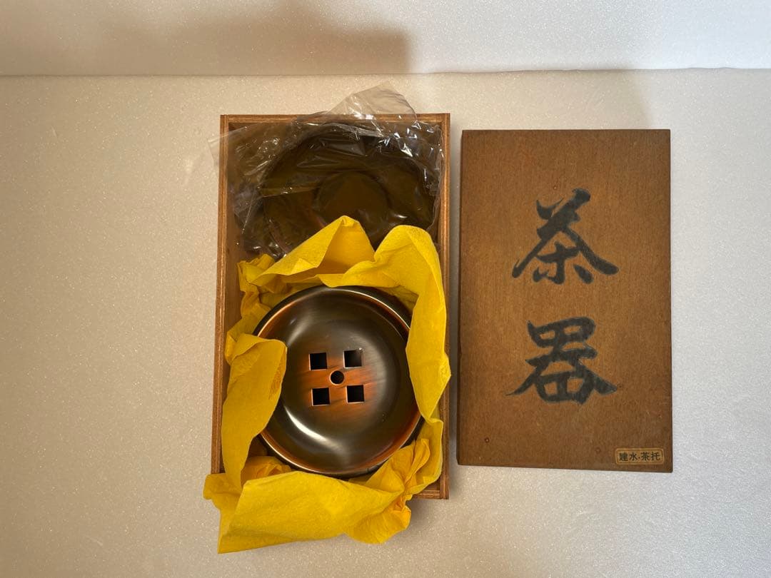 銅製茶器 四角い穴の蓋付き 皿5枚付き