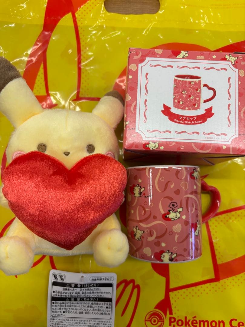 ぬいぐるみ ピカチュウ Pikachu With A Heart マグカップ