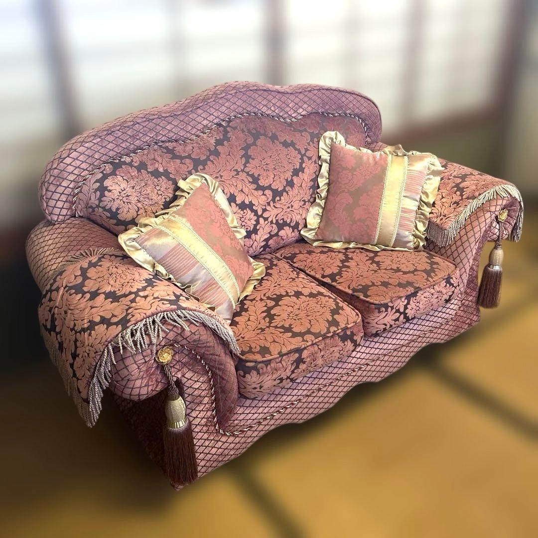 フローラルパターン ピンクソファ