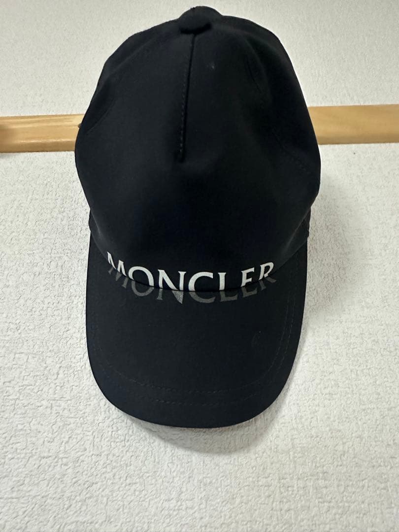 MONCLER ブラック キャップ ロゴ入り