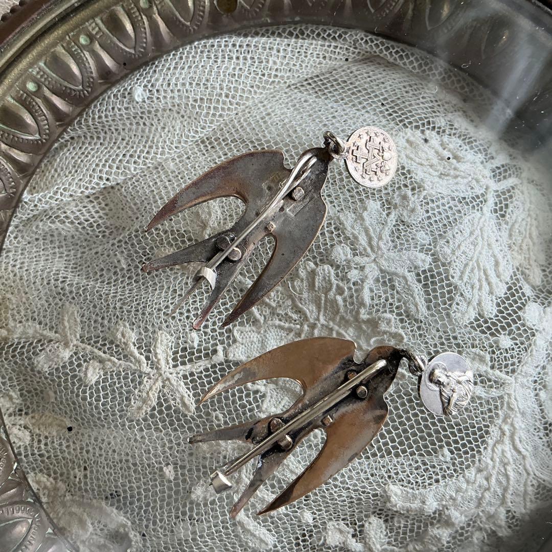 ♡２点♡　フランスアンティーク　つばめ　小さなブローチ　BEBE　べべ　メダイ