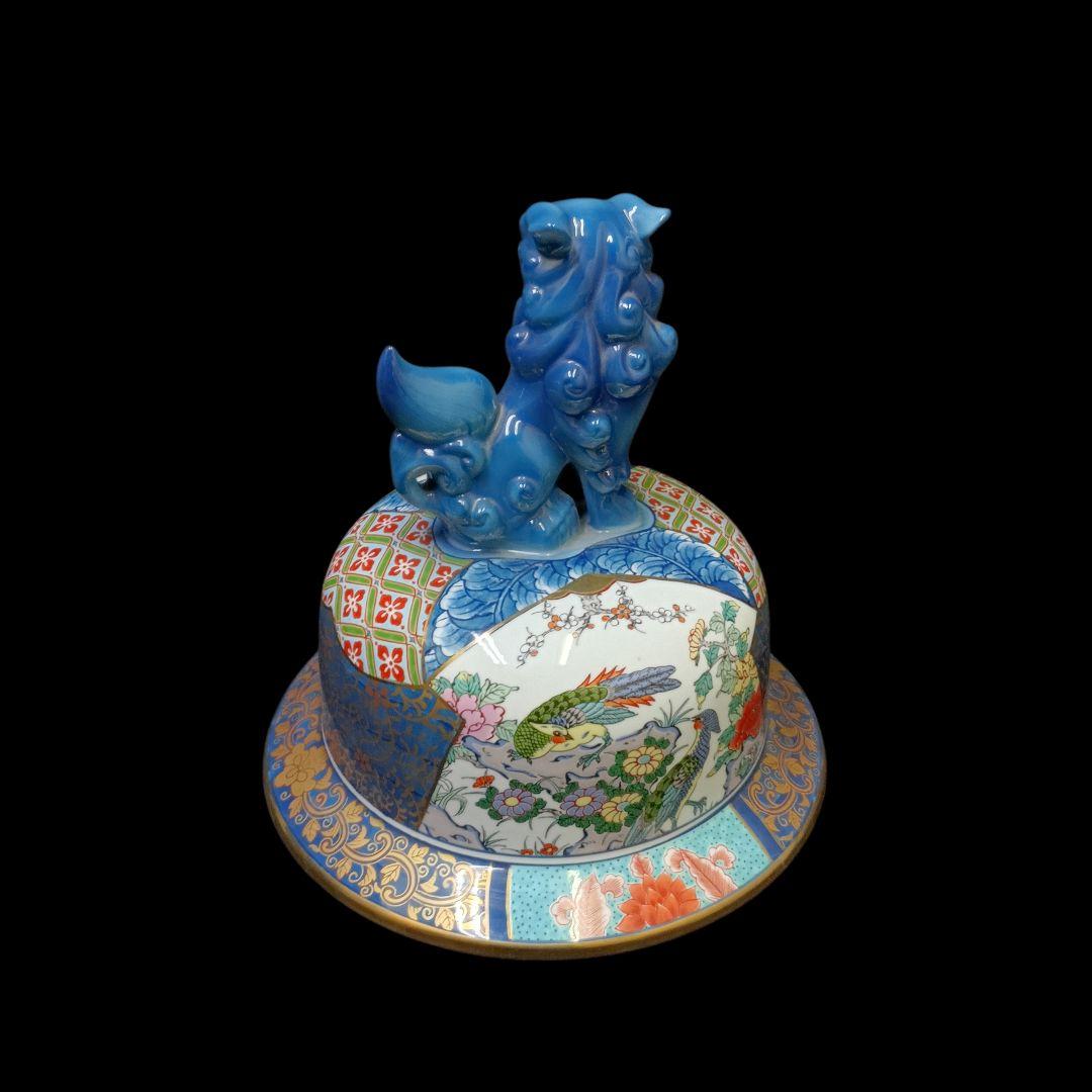 有田焼　勝右衛門　飾壺　染錦　金彩色絵鳥紋　青赤装飾陶器壺 獅子の彫刻付き