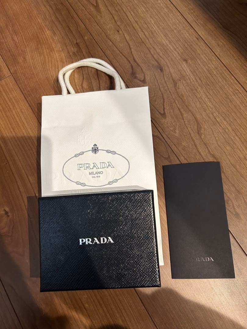 PRADA ブラックレザー 二つ折り財布　箱あり