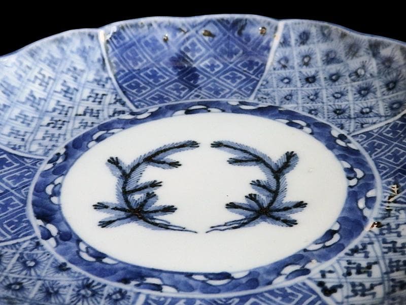 古伊万里　染付　菊花四方襷紋に若松の図　６寸皿　A361A-fbva