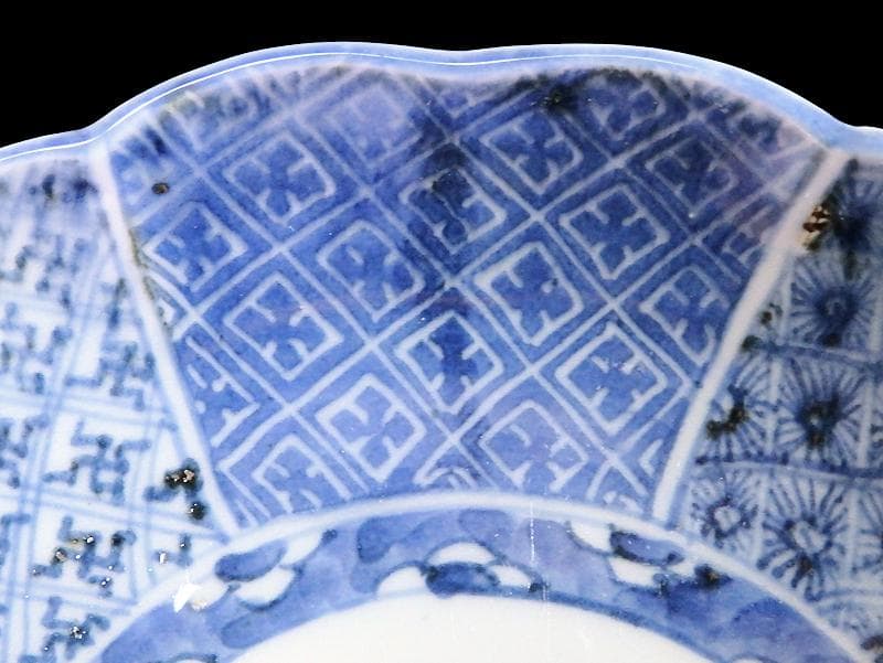 古伊万里　染付　菊花四方襷紋に若松の図　６寸皿　A361A-fbva