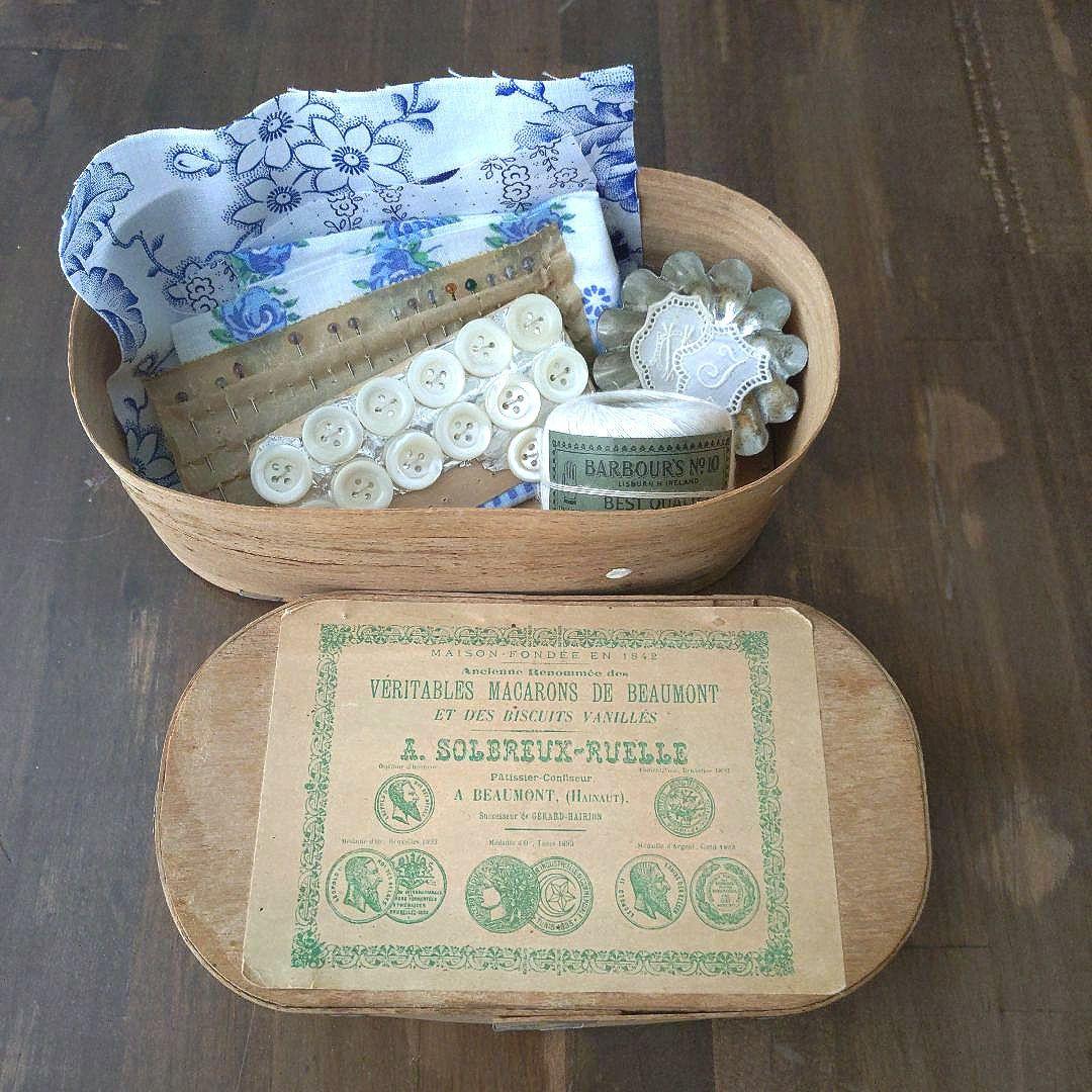 アンティーク お菓子の箱 と 手芸材料 糸巻き 待ち針 モチーフ ボタン