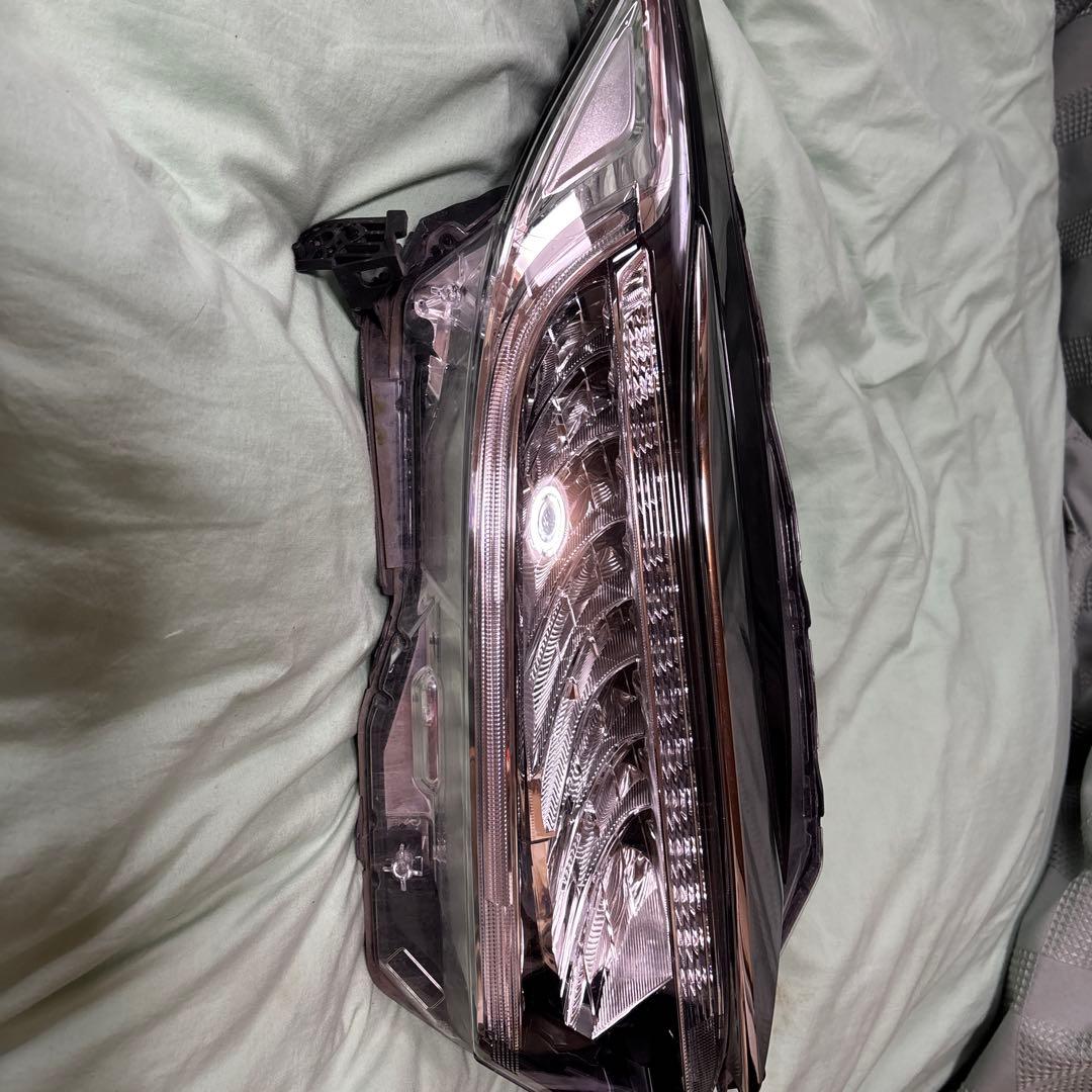 ヴェゼルDAA-RU4ヘッドライトASSY右側