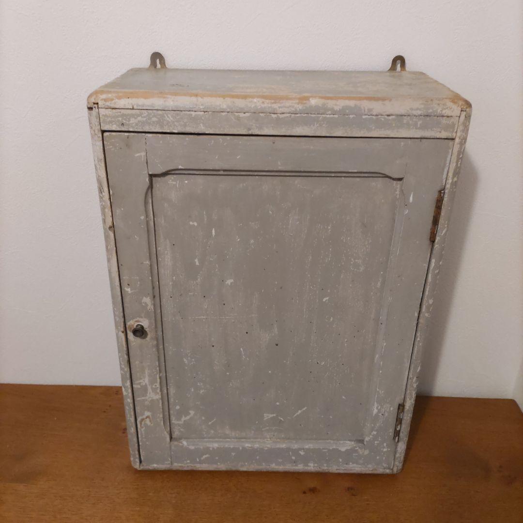 グレーの木製扉付き収納ボックス