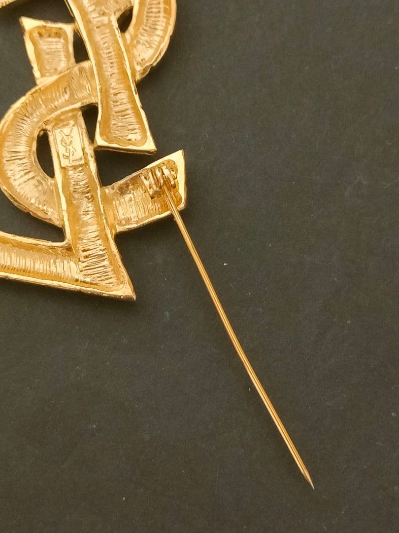 イヴサンローラン　ブローチ　ロゴ　ゴールド　付属品なし