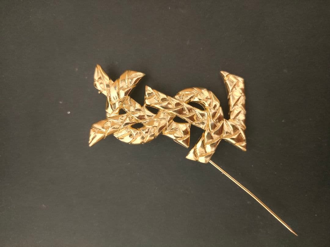 イヴサンローラン　ブローチ　ロゴ　ゴールド　付属品なし