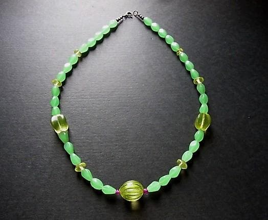 ★D2702★1900年代　 ボヘミア　ウラン ガラス　ビーズ　アンティーク