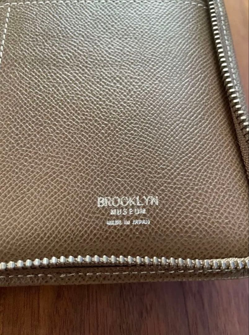 ブルックリンミュージアム　パスポートケース　トープ