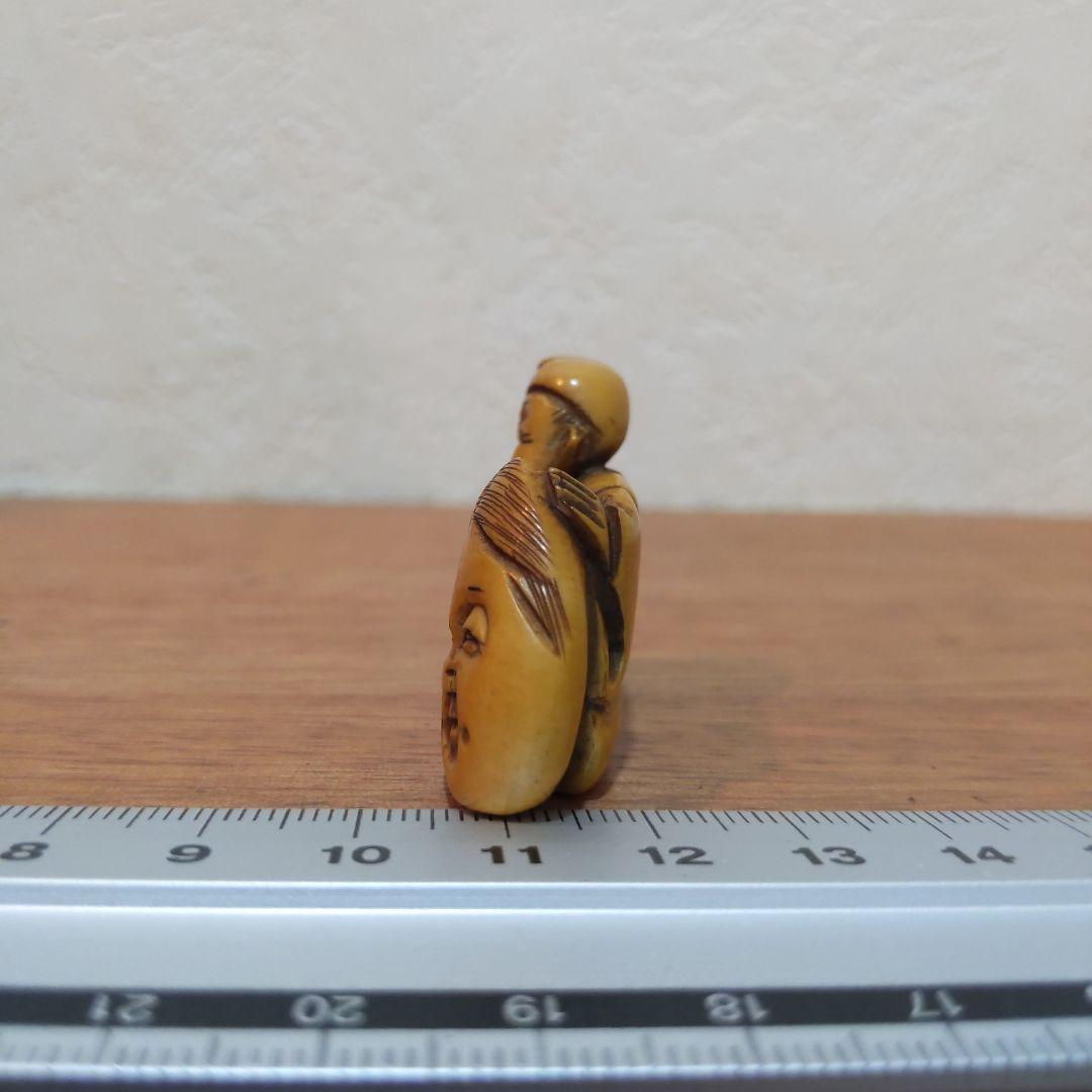 時代提物 人物根付 天然素材 在銘一之【翁とお多福面】横幅約4cm 重さ約14ｇ