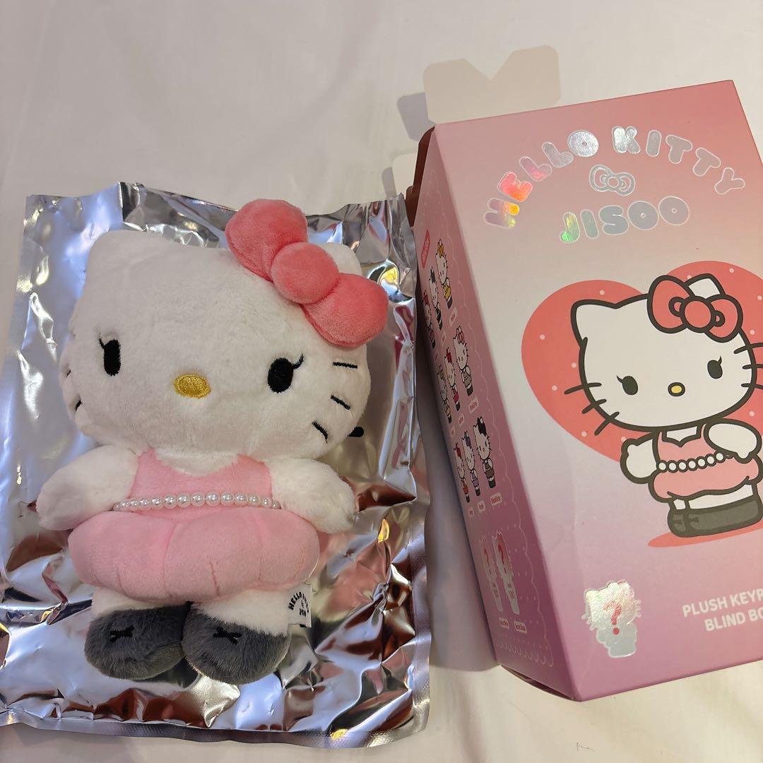 【最安❣️】ハローキティ×ジス (JISOO) PLUSH キーリング ピンク