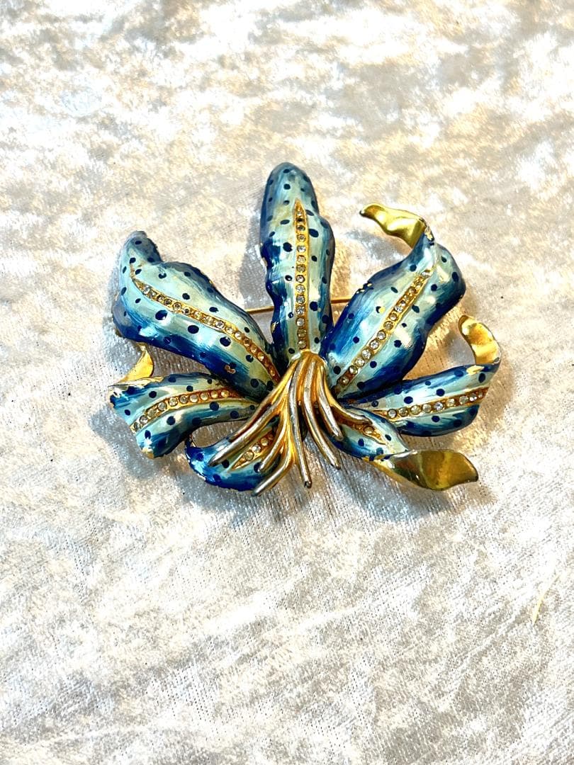 シャネル（Chanel）のランの花のブローチ　エナメル　刻印あり