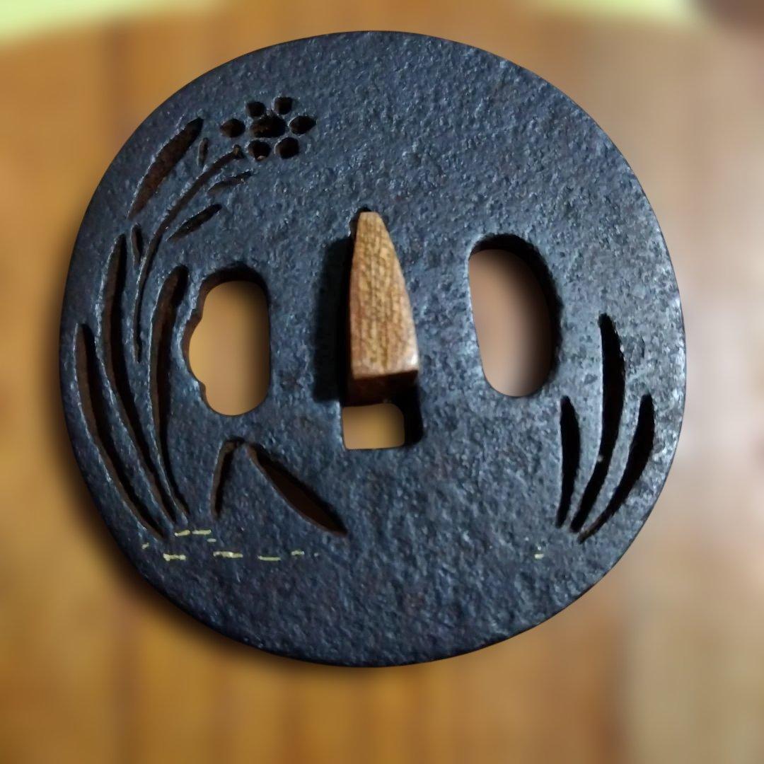 [値下げ]　鍔:鉄地　花卉紋すかし　楕円形　無銘