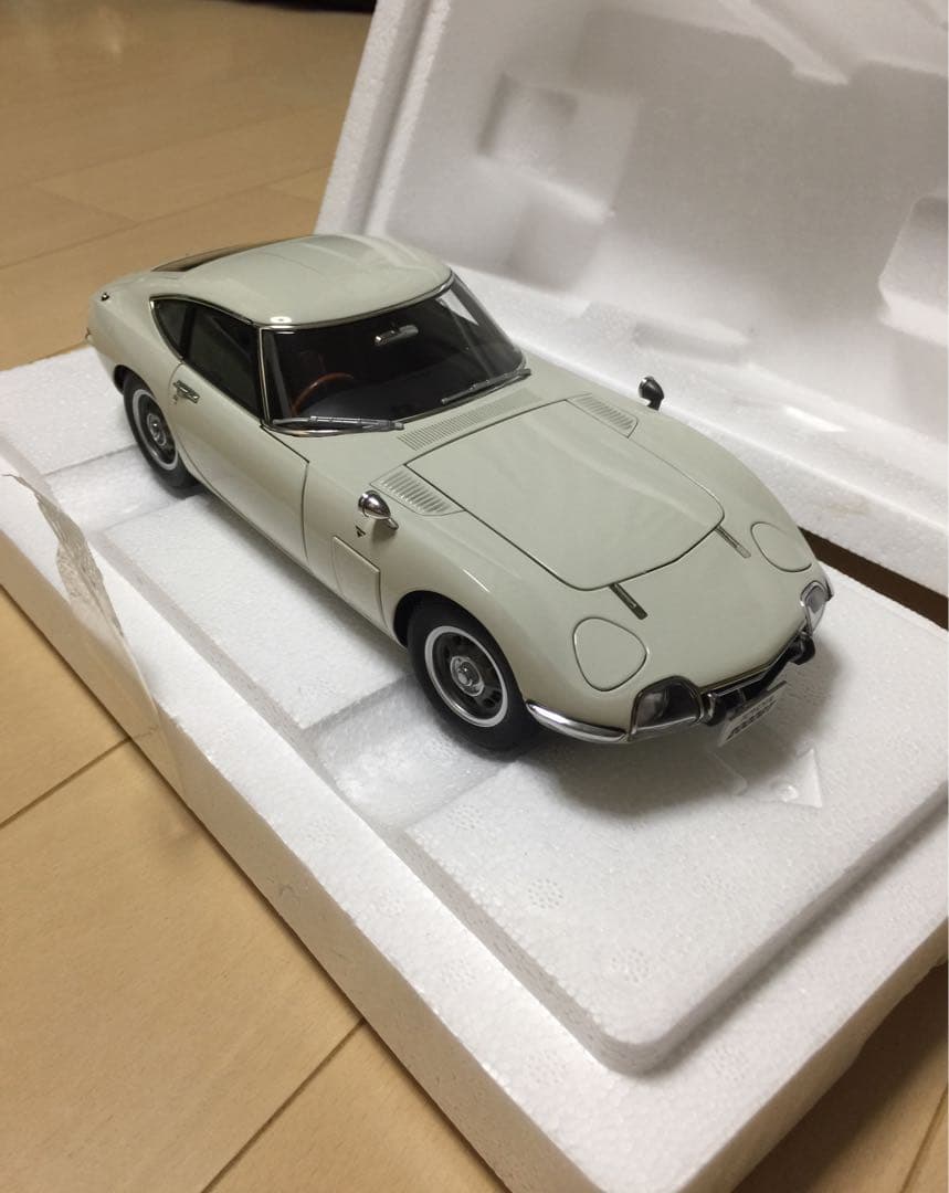 オートアート　1/18 トヨタ2000GT ホワイト