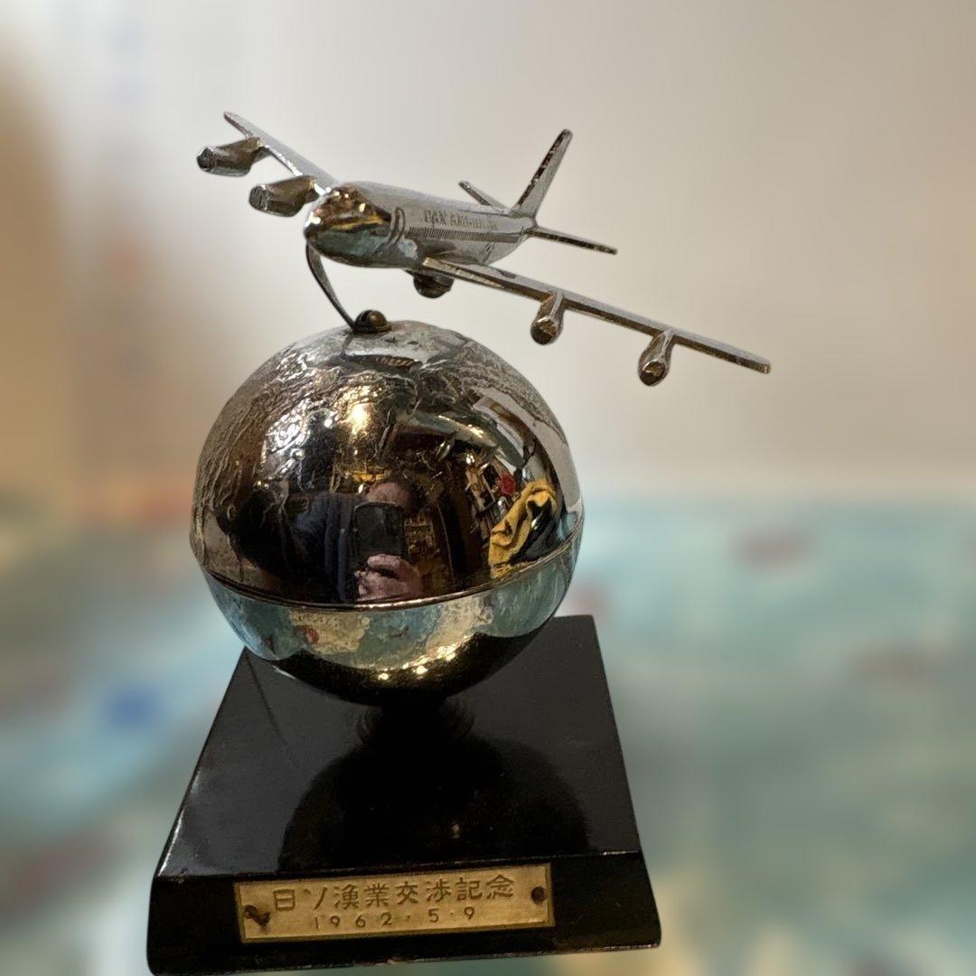 PAN AM 飛行機と地球オブジェ　1962年