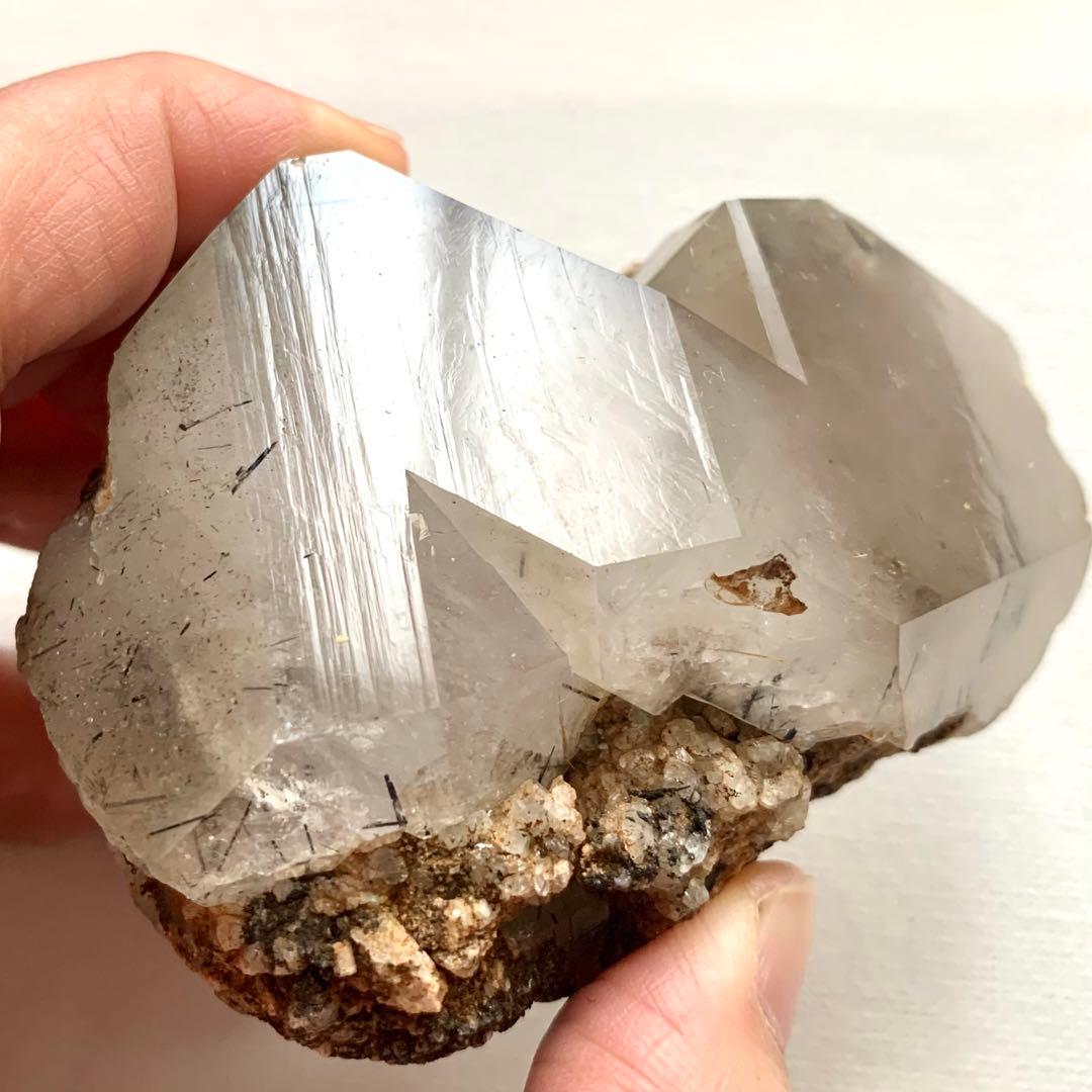 シン・ザギマウンテンクォーツ64/ツイン/芸術的/グレー/黒針入り/巨大