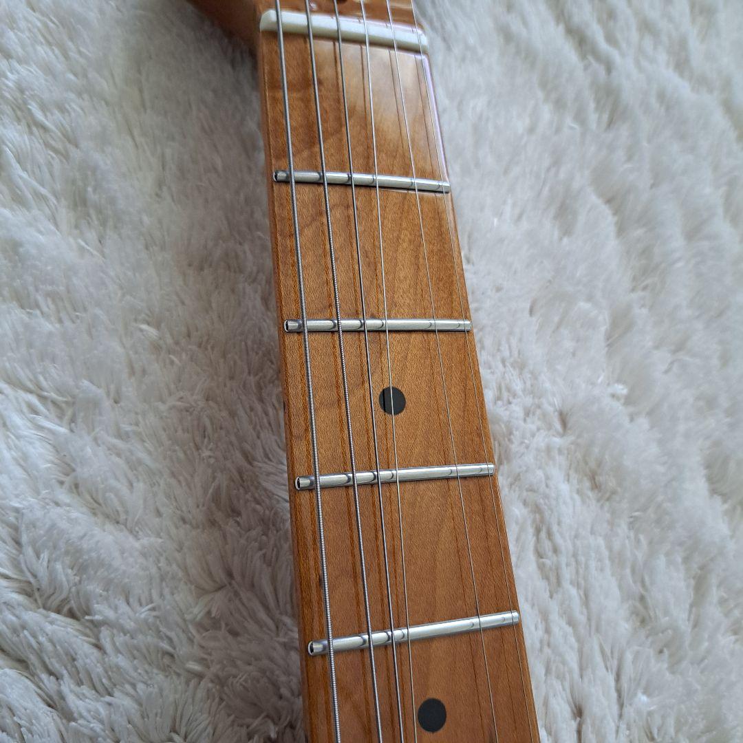 高品質アルダー材とローステッドメイプルネックを採用した、プロ仕様のスマートギター