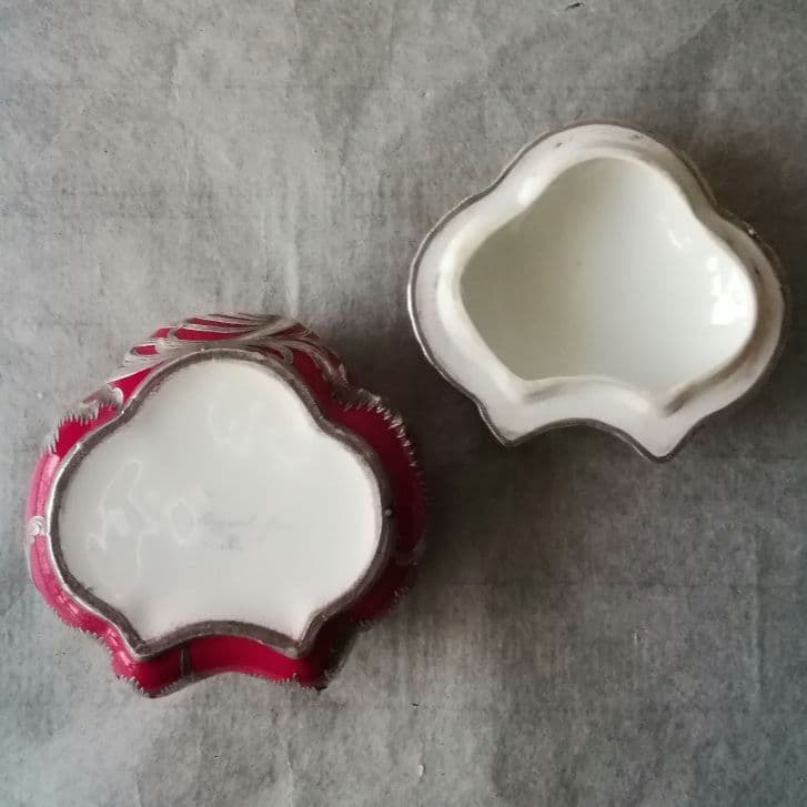 逸品　銀巻き　銀巻朱地貴族図蓋物　リモージュ　手描　薔薇色　宝石箱　アンティーク