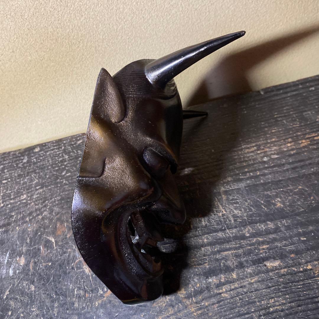 鬼の面 黒色 金色の歯